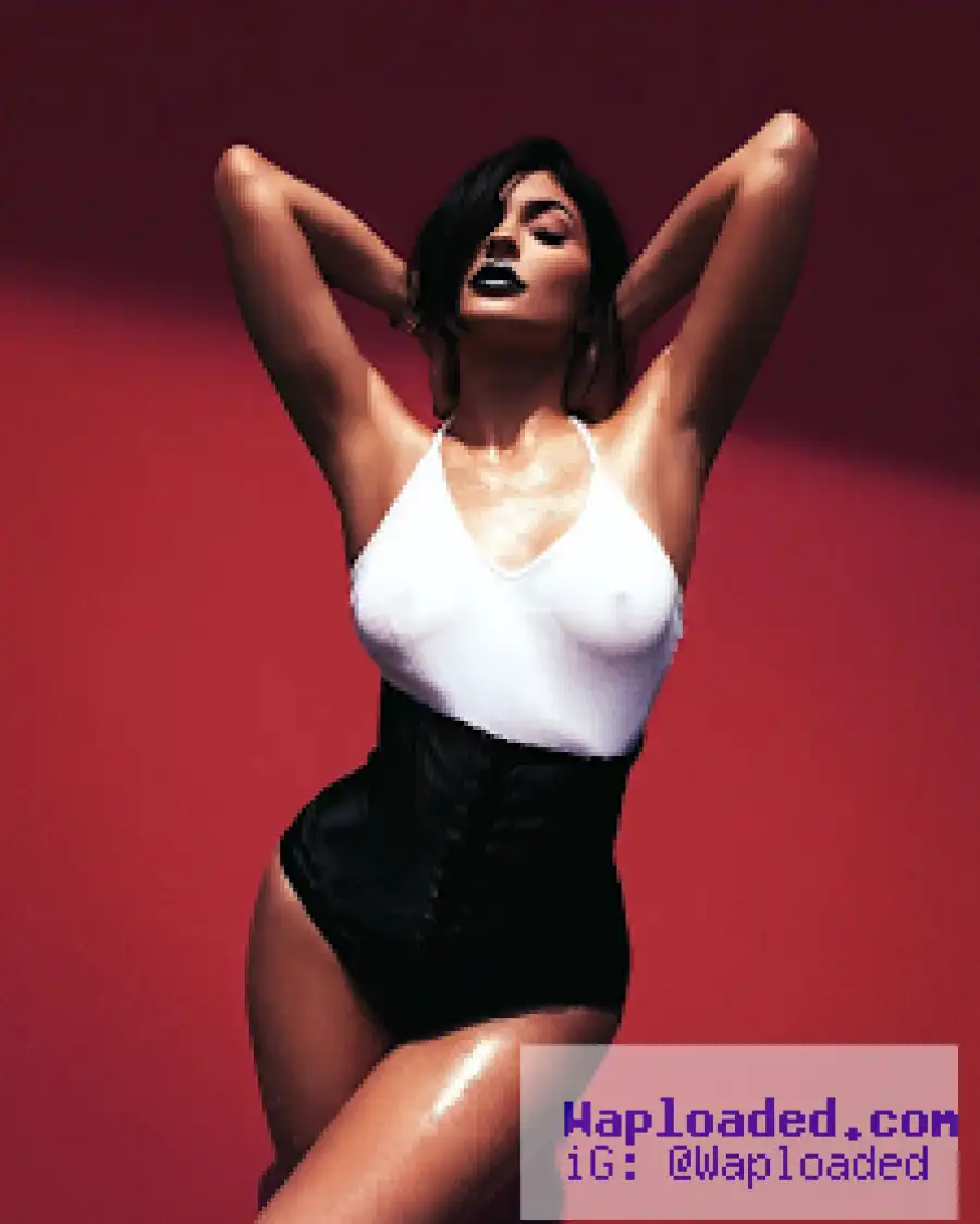 kylie jenner braless 